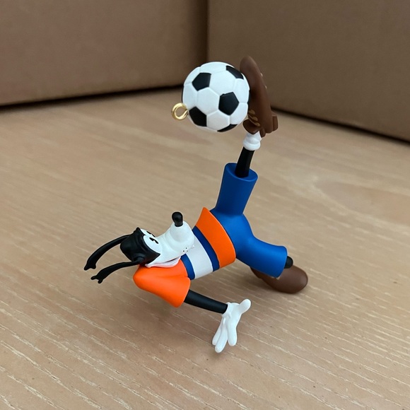 Hallmark Keepsake Ornament - Disney - Goofy Soccer Star - 1998 - Picture 2 of 8
